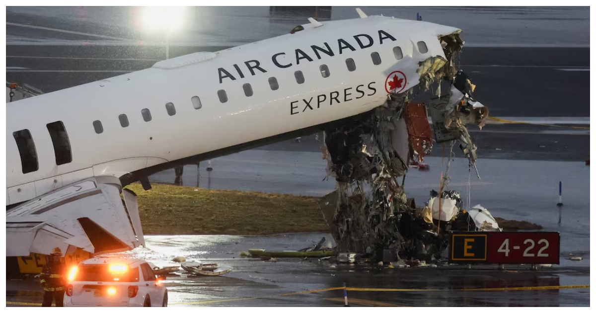 রোববার গভীর রাতে এয়ার কানাডা এক্সপ্রেসের একটি বিমান অবতরণের সময় রানওয়েতে থাকা একটি ফায়ার ট্রাকের সঙ্গে ধাক্কা খায়। ছবি: রয়টার্স